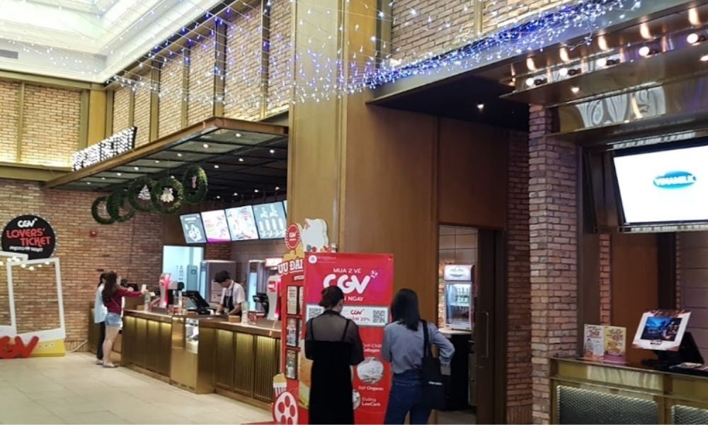 Khám Phá Top 5 Rạp Chiếu Phim Tân Bình Đáng Trải Nghiệm Nhất 9 Khu vực quầy vé CGV Hoàng Văn Thụ được trang trí hiện đại