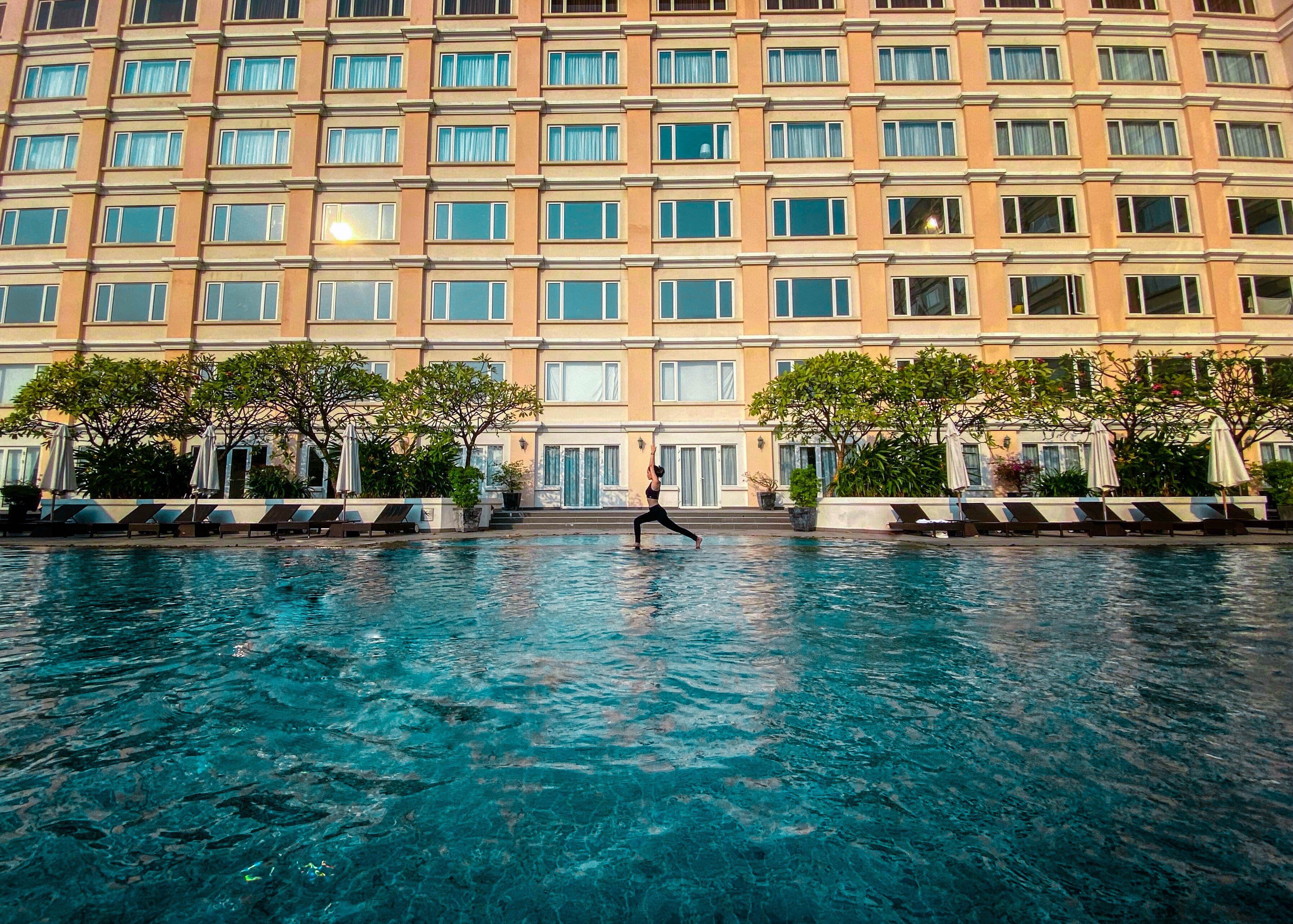 Khám phá Hotel Equatorial Ho Chi Minh City: Thiên đường nghỉ dưỡng 5 sao giữa lòng Sài Gòn 6 Hồ bơi ngoài trời với ghế dài và ô che nắng