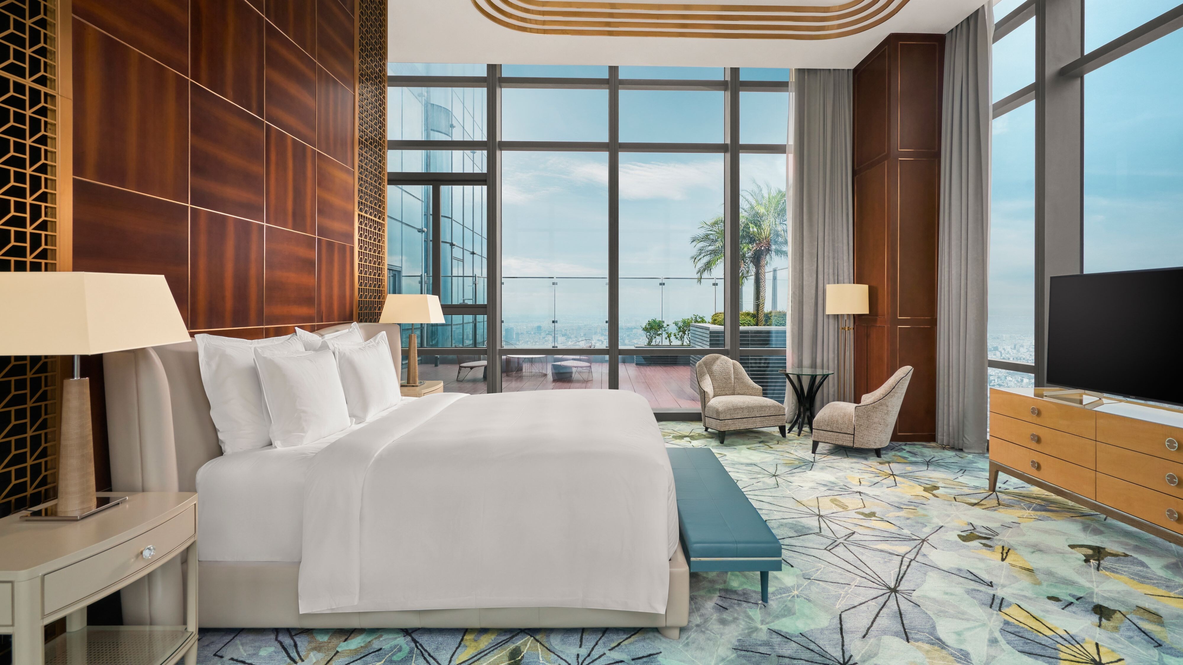 Khám Phá Đẳng Cấp Lưu Trú Thượng Lưu: Phòng & Suite Sang Trọng tại Vinpearl Landmark 81, Autograph Collection 9 Phòng ngủ chính trong Presidential Suite với tầm nhìn tuyệt đẹp