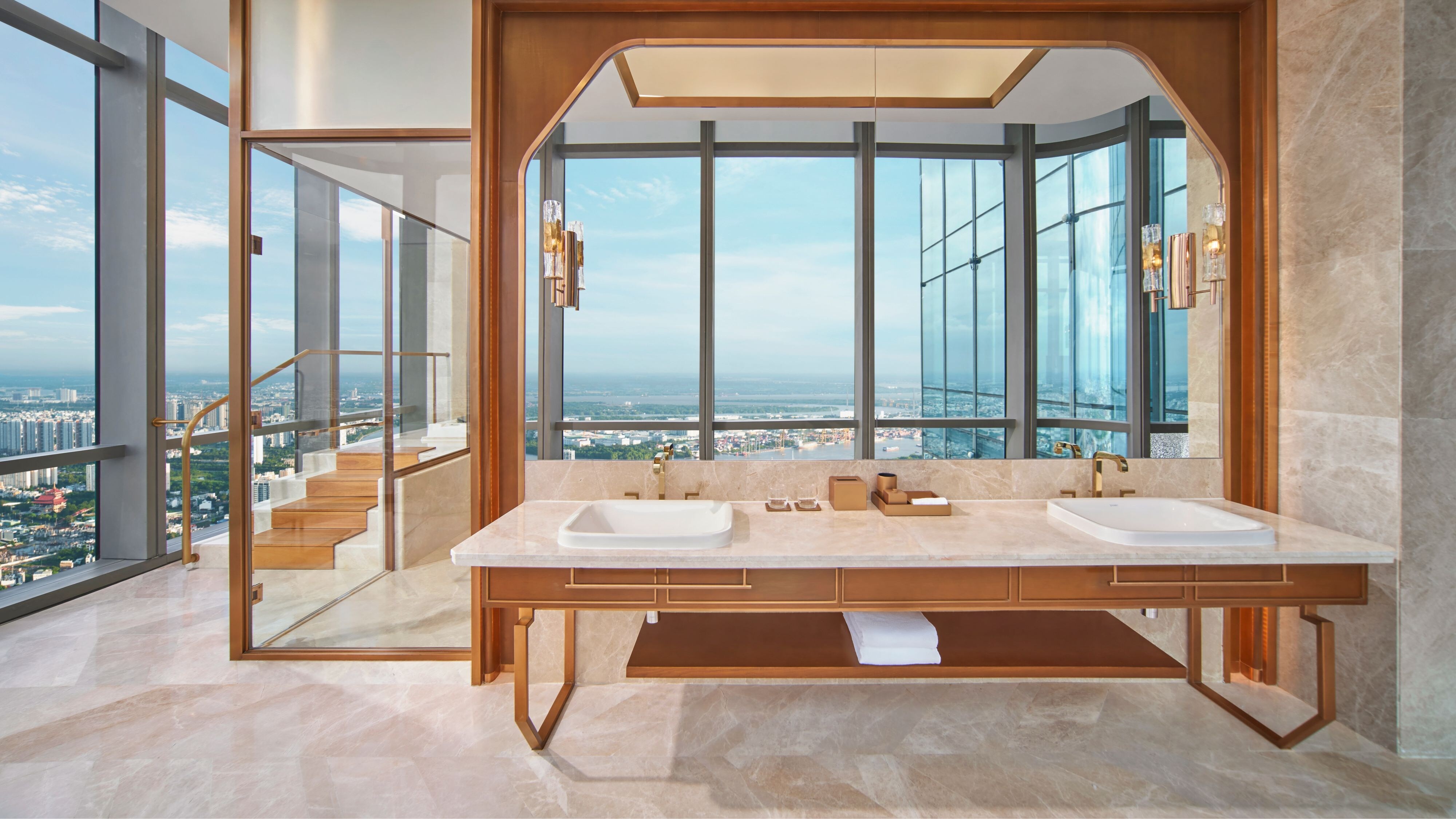 Khám Phá Đẳng Cấp Lưu Trú Thượng Lưu: Phòng & Suite Sang Trọng tại Vinpearl Landmark 81, Autograph Collection 10 Phòng tắm chính Presidential Suite với jacuzzi và tầm nhìn trên cao