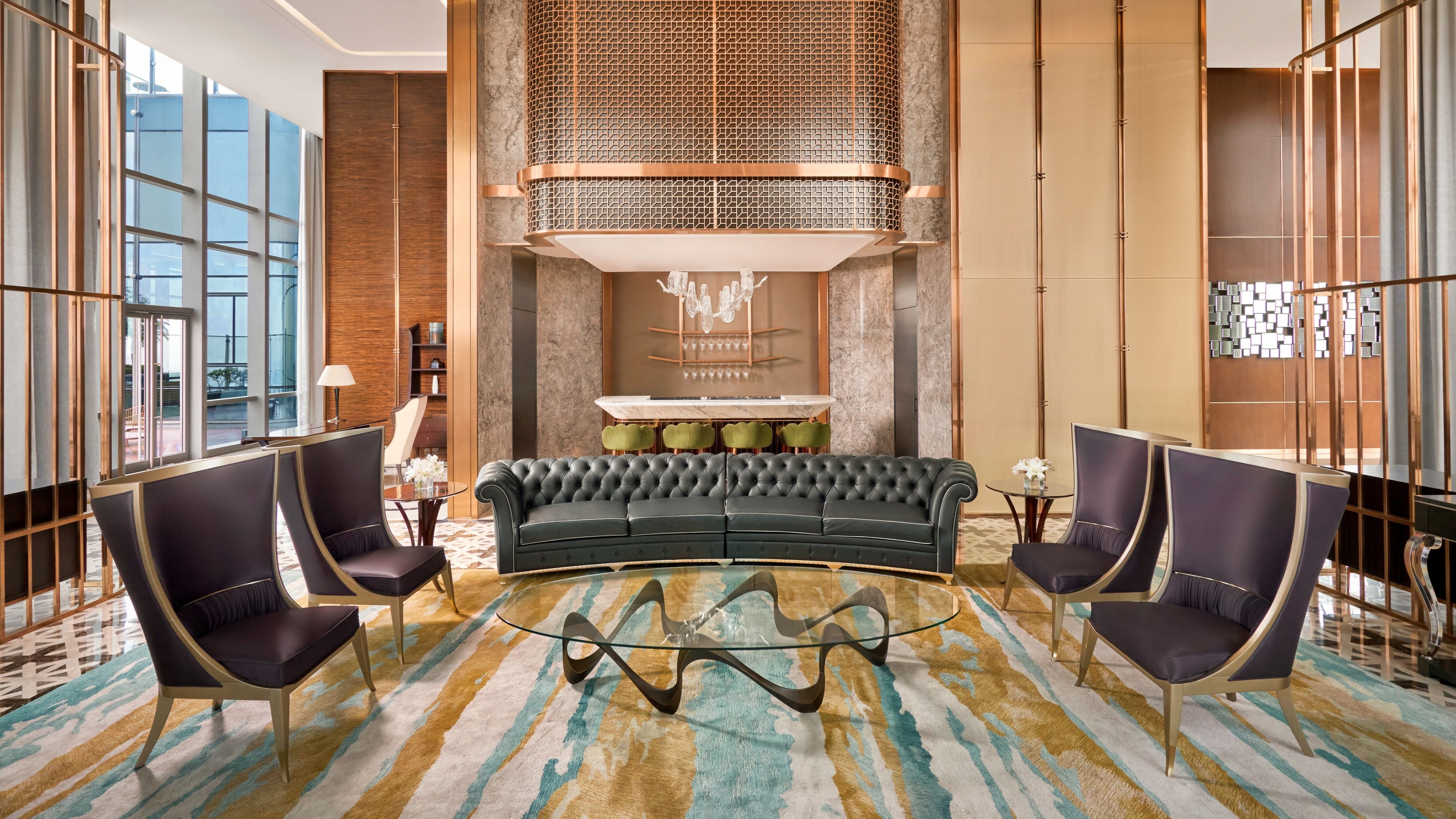 Khám Phá Đẳng Cấp Lưu Trú Thượng Lưu: Phòng & Suite Sang Trọng tại Vinpearl Landmark 81, Autograph Collection 8 Phòng khách của Presidential Suite với nội thất sang trọng và tầm nhìn bao quát
