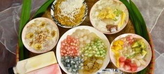 Ăn Vặt Sài Gòn: Khám Phá Món Ngon và Các Địa Điểm Hút Khách Nhất 13 Những chén chè đa dạng màu sắc, mát lạnh