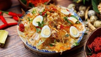Ăn Vặt Sài Gòn: Khám Phá Món Ngon và Các Địa Điểm Hút Khách Nhất 10 Bánh tráng trộn với đầy đủ topping hấp dẫn