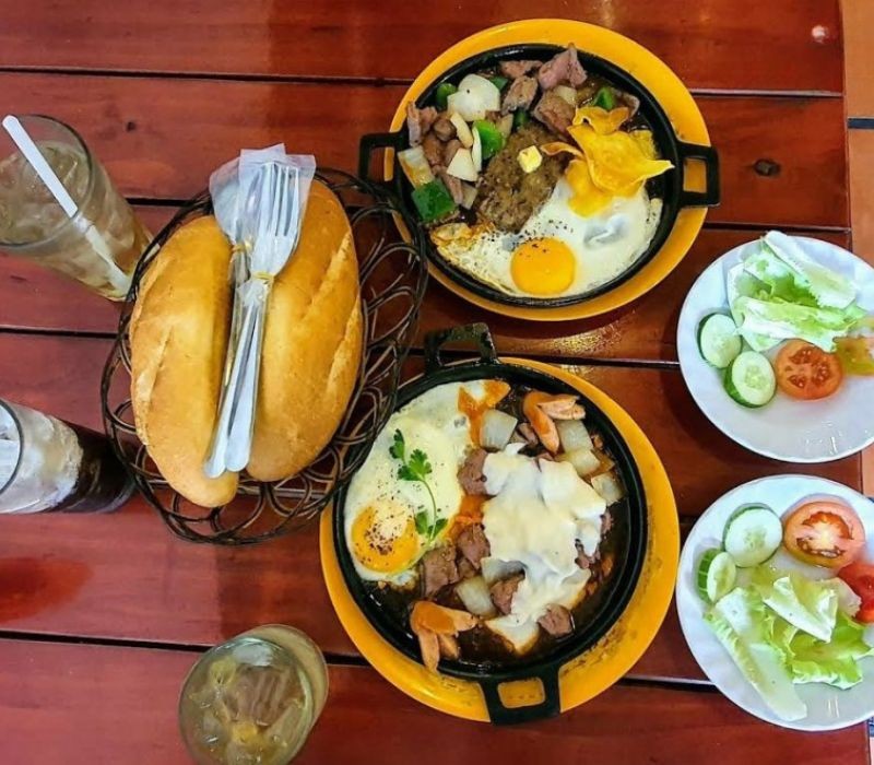 Bò lúc lắc mềm ngọt trong chảo bánh mì chảo tại Sài Gòn 176