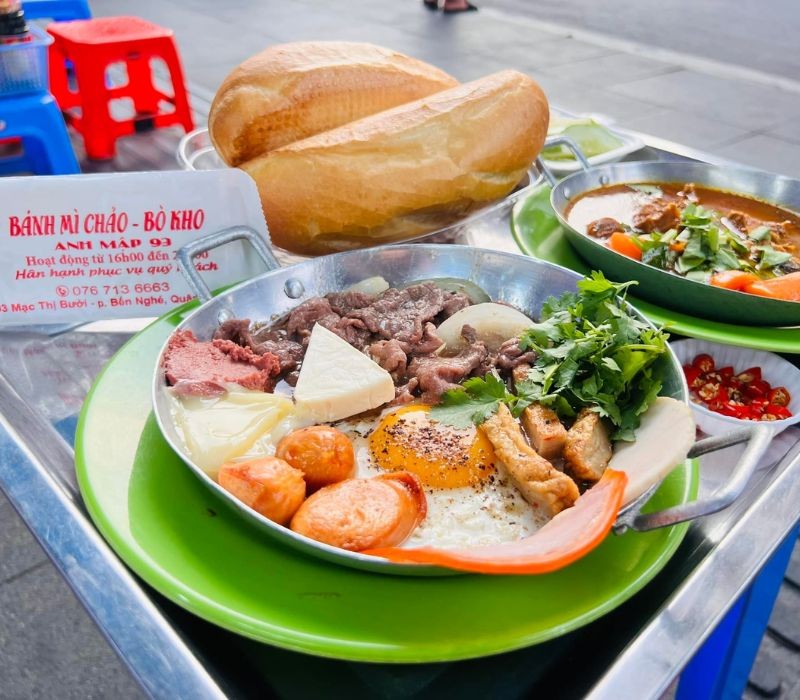 Khám Phá Hương Vị Bánh Mì Chảo Quận 1: Danh Sách Những Địa Điểm Nổi Bật 9 Chảo bánh mì đầy ắp topping phong phú tại Bánh mì chảo Anh Mập