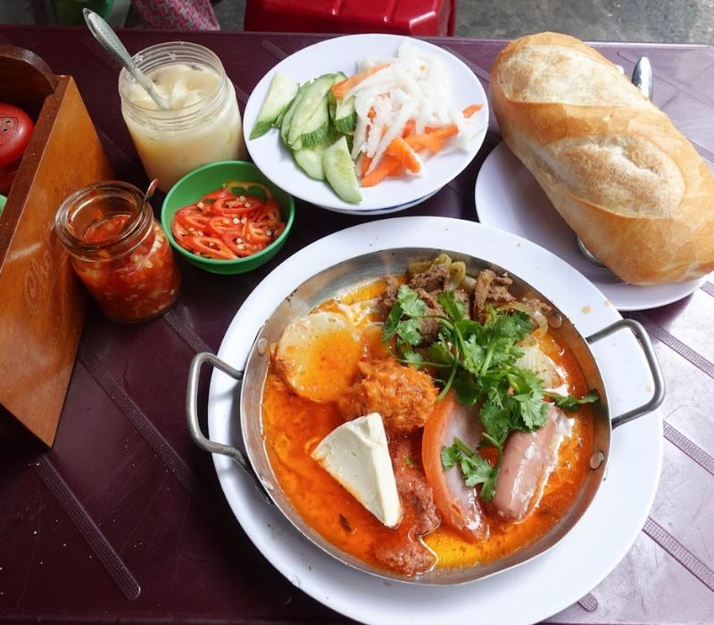 Khám Phá Hương Vị Bánh Mì Chảo Quận 1: Danh Sách Những Địa Điểm Nổi Bật 10 Chảo bánh mì nóng hổi với trứng ốp la và xíu mại tại Bánh mì chảo Dì Nữ