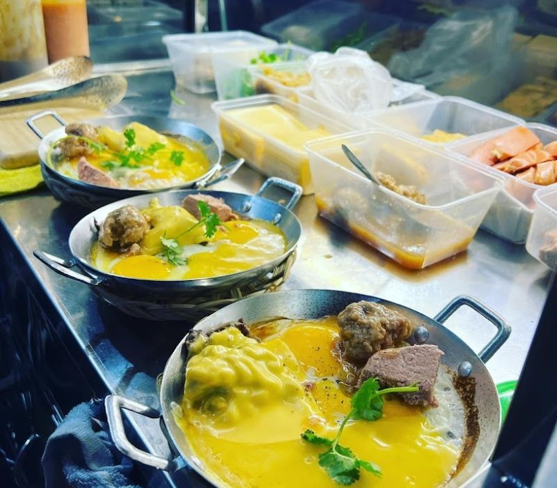 Khám Phá Hương Vị Bánh Mì Chảo Quận 1: Danh Sách Những Địa Điểm Nổi Bật 11 Bánh mì chảo Bến Thành nổi bật với ba loại sốt độc đáo