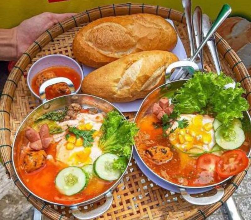 Khám Phá Hương Vị Bánh Mì Chảo Quận 1: Danh Sách Những Địa Điểm Nổi Bật 12 Bánh mì chảo Calmette với phần ăn đầy đặn và sốt cà chua đậm đà