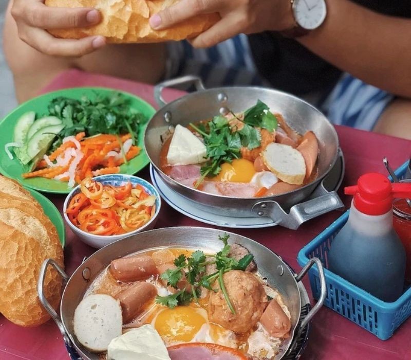 Khám Phá Hương Vị Bánh Mì Chảo Quận 1: Danh Sách Những Địa Điểm Nổi Bật 13 Thịt bò Mỹ mềm mại trong chảo bánh mì chảo tại quán Hai Con Bò