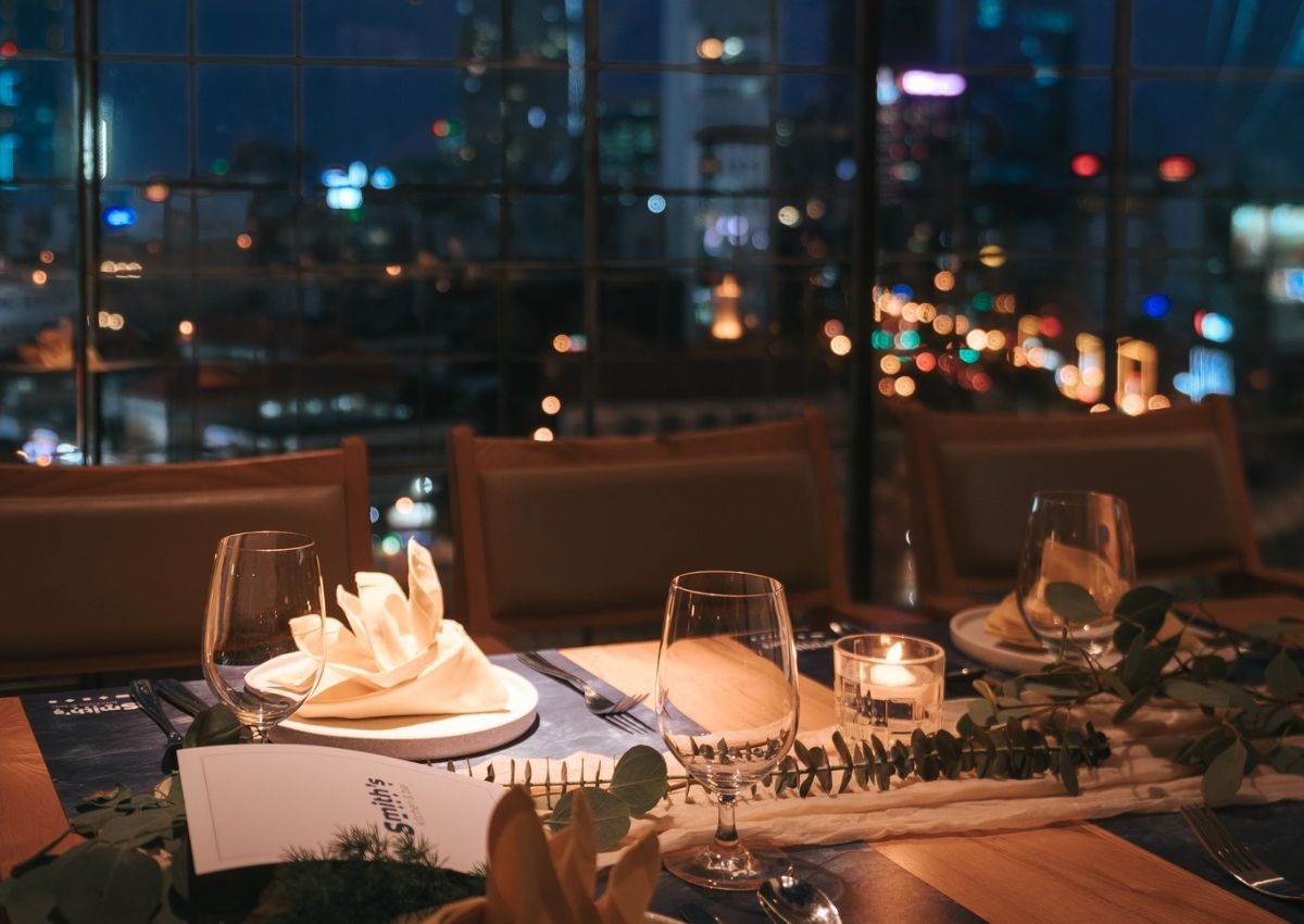 Khám Phá 12 Nhà Hàng View Đẹp Sài Gòn: Trải Nghiệm Ẩm Thực Đẳng Cấp Cùng Không Gian Ấn Tượng 22 Bữa tối lung linh tại Smith’s Kitchen & Bar