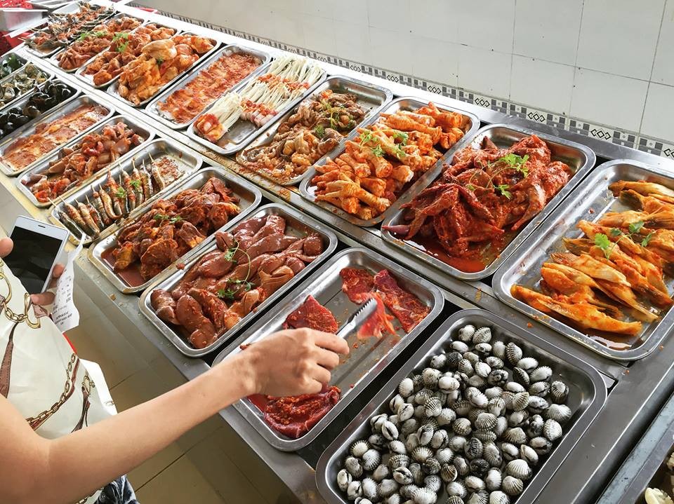 Khám Phá 15 Quán Buffet Quận 7 "Đỉnh Của Chóp" Từ Bình Dân Đến Cao Cấp 14 Buffet hải sản KCX quận 7 cung cấp nhiều loại hải sản tươi với mức giá phải chăng