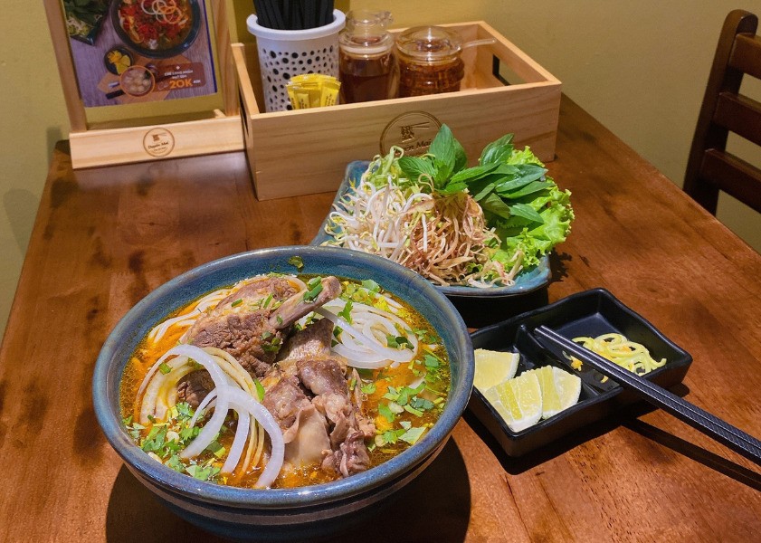 Khám Phá 17 Quán Bún Bò Huế Ngon Nức Tiếng Không Thể Bỏ Qua Tại Sài Gòn 19 Bún sườn bò thơm ngon, nóng hổi của quán Duyên Mai