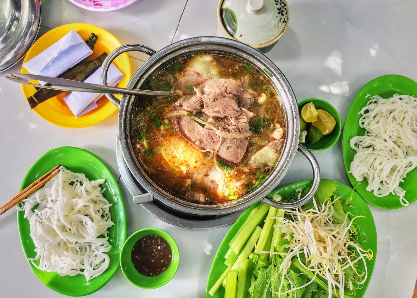 Khám Phá 17 Quán Bún Bò Huế Ngon Nức Tiếng Không Thể Bỏ Qua Tại Sài Gòn 21 Thưởng thức lẩu bò tại quán Giáo Toàn, một lựa chọn khác ngoài bún bò