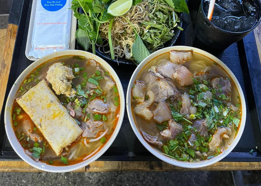 Khám Phá 17 Quán Bún Bò Huế Ngon Nức Tiếng Không Thể Bỏ Qua Tại Sài Gòn 22 Phần bún bò Huế 149 trông hấp dẫn, với thịt bò và giò heo đẹp mắt