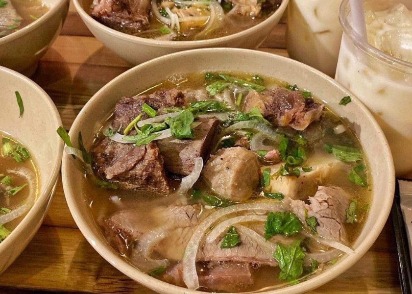 Khám Phá 17 Quán Bún Bò Huế Ngon Nức Tiếng Không Thể Bỏ Qua Tại Sài Gòn 16 Tô bún bò Huế Xưa nóng hổi, hấp dẫn