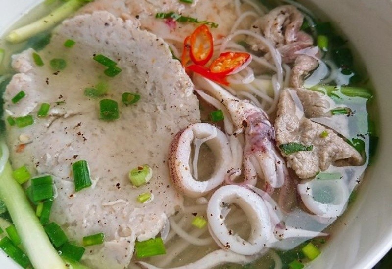 Khám Phá Hương Vị Biển Đảo Giữa Lòng Thành Phố: Top 8 Quán Bún Quậy Sài Gòn Chuẩn Vị Phú Quốc 7 Topping mực và thịt heo ăn kèm bún quậy tại Bún Quậy Kiến - Xây