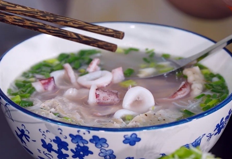 Khám Phá Hương Vị Biển Đảo Giữa Lòng Thành Phố: Top 8 Quán Bún Quậy Sài Gòn Chuẩn Vị Phú Quốc 9 Nước lèo và chén nước chấm muối ớt đỏ thần thánh tại Bún Quậy PiKachu 11