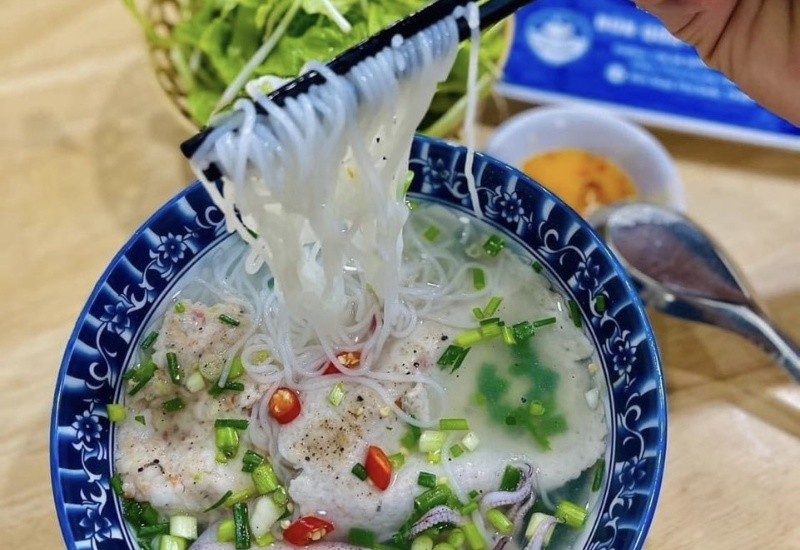 Khám Phá Hương Vị Biển Đảo Giữa Lòng Thành Phố: Top 8 Quán Bún Quậy Sài Gòn Chuẩn Vị Phú Quốc 8 Sợi bún tươi tự làm tại Bún Quậy Tâm Quán, đảm bảo vệ sinh