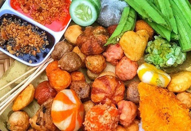 Chợ Đêm Làng Đại Học: Thiên Đường Ẩm Thực và Mua Sắm Dành Cho Sinh Viên 15 Mẹt cá viên chiên với nhiều màu sắc bắt mắt