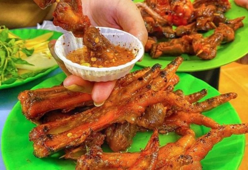 Chợ Đêm Làng Đại Học: Thiên Đường Ẩm Thực và Mua Sắm Dành Cho Sinh Viên 12 Món chân gà nướng thơm lừng với muối tắc chua cay