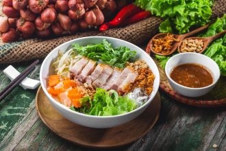 Chợ Bà Hoa Sài Gòn: "Miền Trung thu nhỏ" giữa lòng phố thị 22 Bát bún mắm nêm hấp dẫn