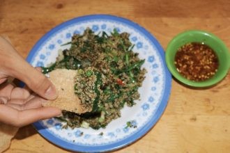 Chợ Bà Hoa Sài Gòn: "Miền Trung thu nhỏ" giữa lòng phố thị 24 Hến trộn xúc bánh đa