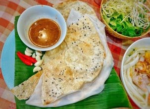 Chợ Bà Hoa Sài Gòn: "Miền Trung thu nhỏ" giữa lòng phố thị 17 Bánh đập kết hợp cùng mắm nêm