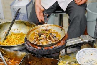 Chợ Bà Hoa Sài Gòn: "Miền Trung thu nhỏ" giữa lòng phố thị 19 Ốc hút nóng hổi