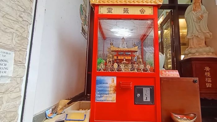 Chùa Vạn Phật Quận 5: Ngôi Chùa Kỷ Lục Với Hơn 10.000 Tượng Phật Giữa Lòng Sài Gòn 11 Máy xin xăm tự động mang lại trải nghiệm mới lạ cho du khách