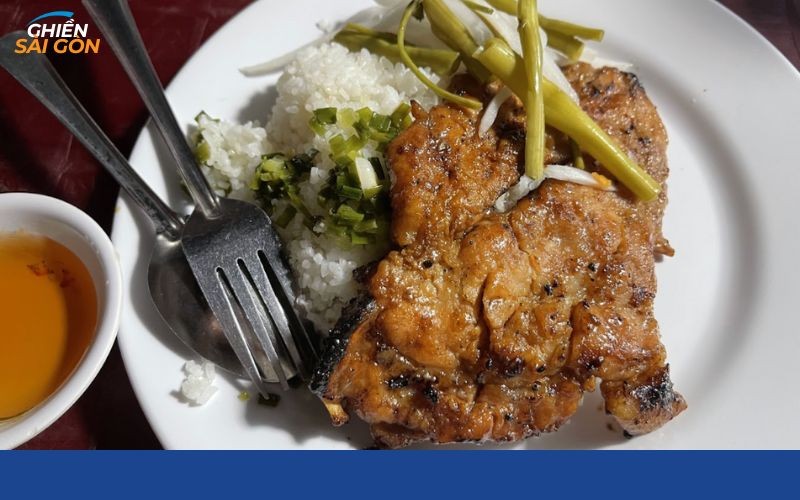 Cơm Tấm Huyền: Khám Phá Hương Vị Sườn Bì Chả Trứ Danh Tại Hẻm Bình Thạnh 6 Thực đơn cơm tấm đa dạng với sườn, bì, chả và các món ăn kèm hấp dẫn tại Cơm Tấm Huyền