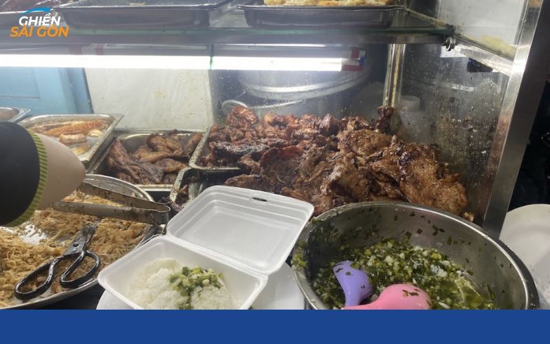 Cơm Tấm Huyền: Khám Phá Hương Vị Sườn Bì Chả Trứ Danh Tại Hẻm Bình Thạnh 7 Hình ảnh món cơm tấm đầy đủ tại quán Cơm Tấm Huyền với các topping hấp dẫn