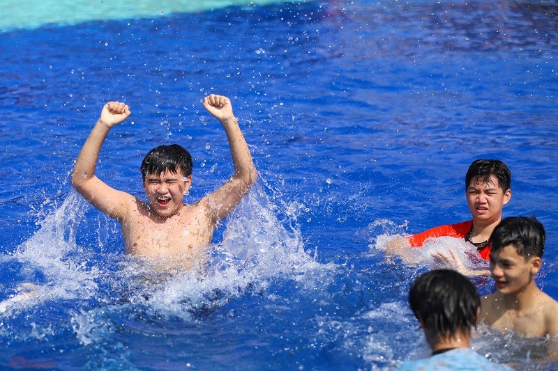 Công viên Du lịch Sinh thái Hóc Môn: Điểm Đến Mới Nổi Không Thể Bỏ Lỡ Tại Sài Gòn 9 Hồ bơi ngoài trời sôi động, điểm đến yêu thích của trẻ em và gia đình