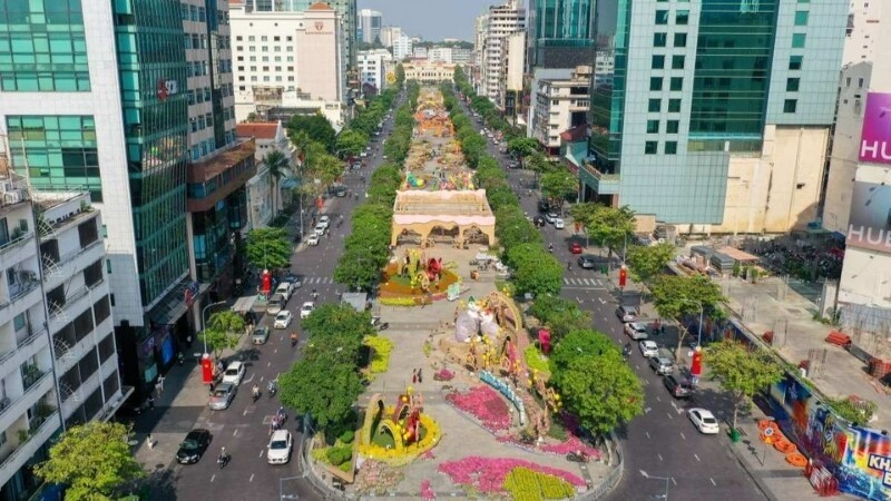 Khám Phá Sài Gòn: Top 22 Địa Điểm Đi Chơi Hấp Dẫn Không Thể Bỏ Lỡ 7 Phố đi bộ Nguyễn Huệ sôi động với các sự kiện văn hóa và trình diễn nghệ thuật