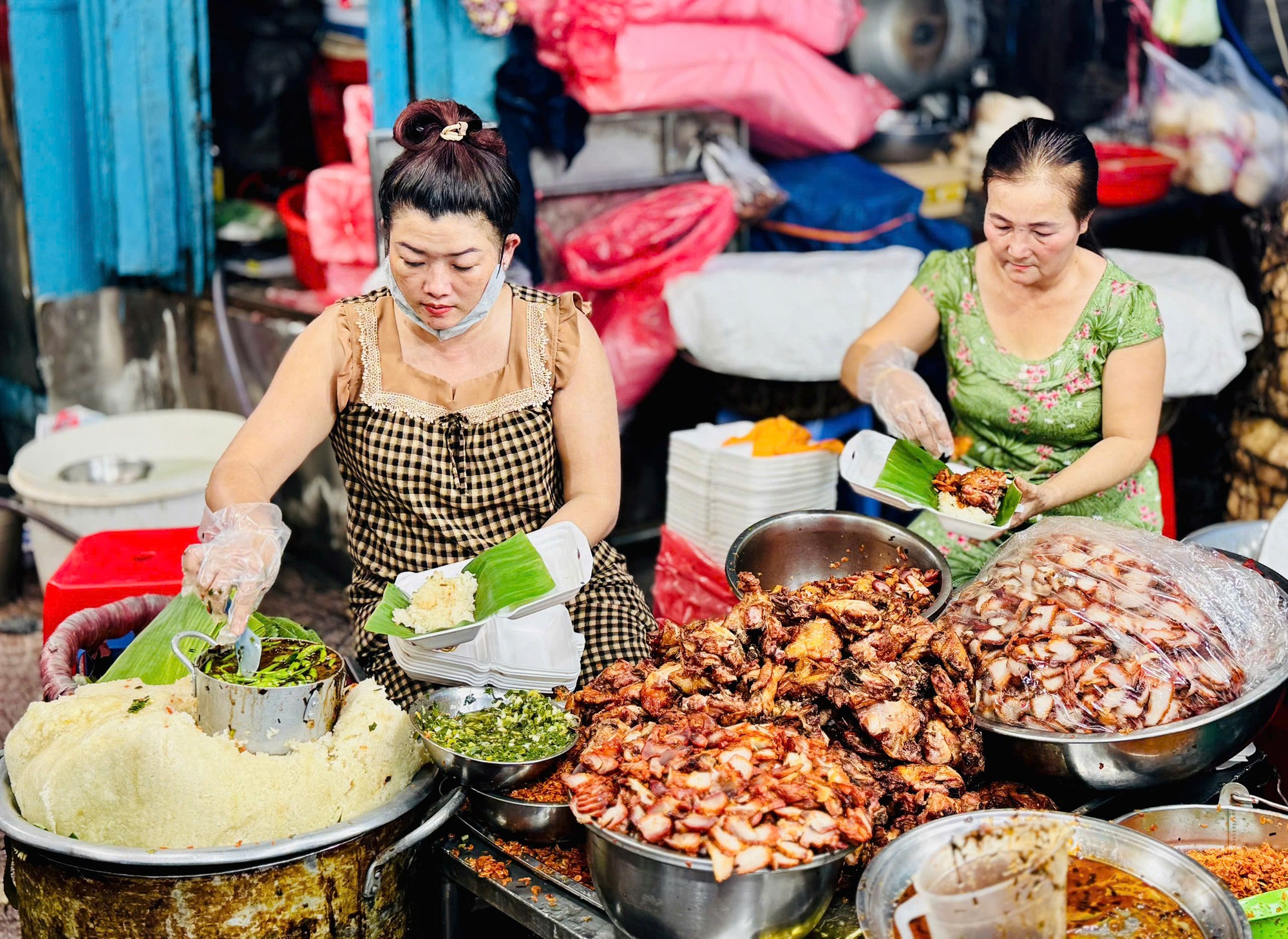 Quán xôi gà Bà Chiểu đông khách không có chỗ ngồi, người phụ nữ lớn tuổi đang trông quán