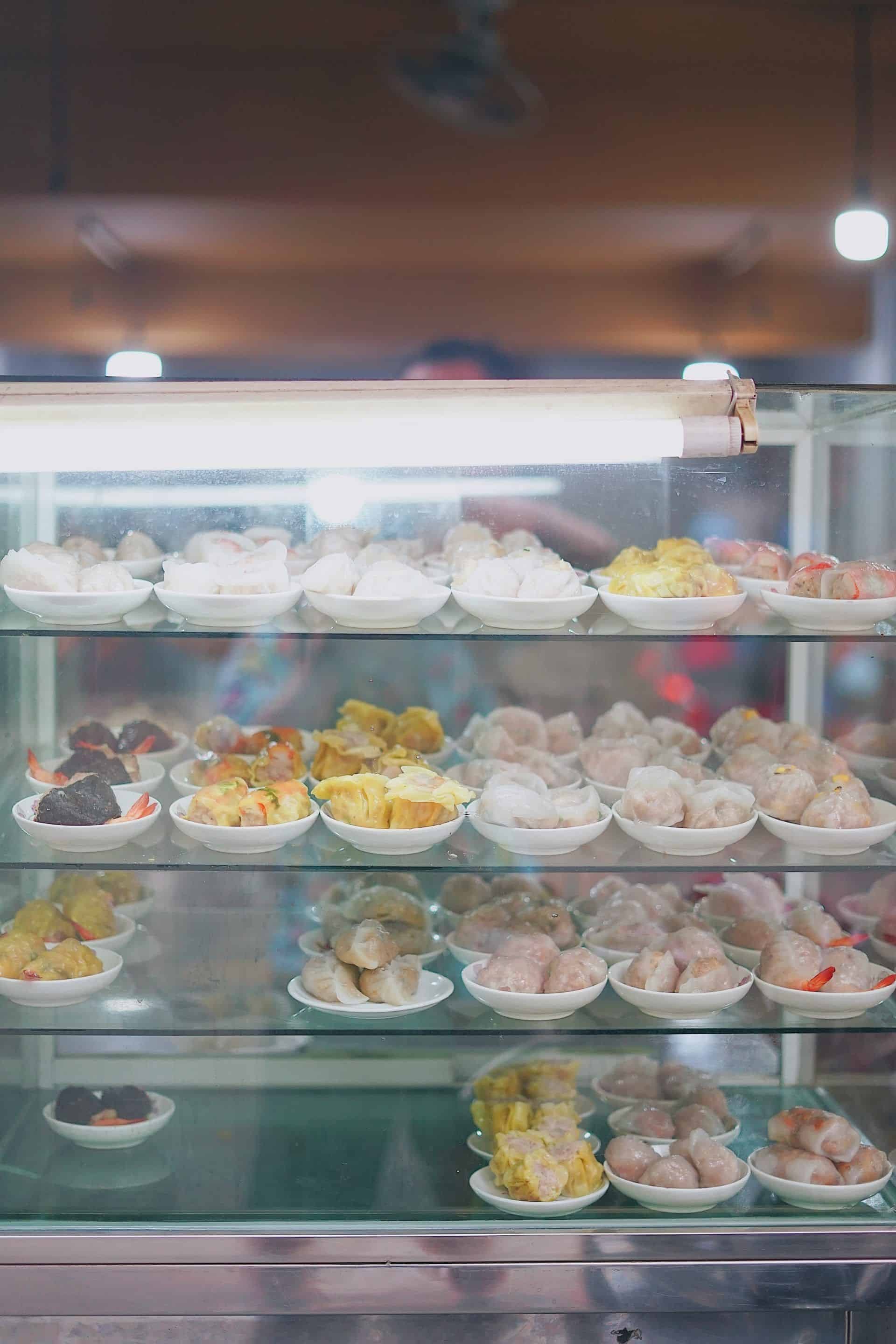 Bàn tiệc dimsum đa dạng màu sắc tại quán