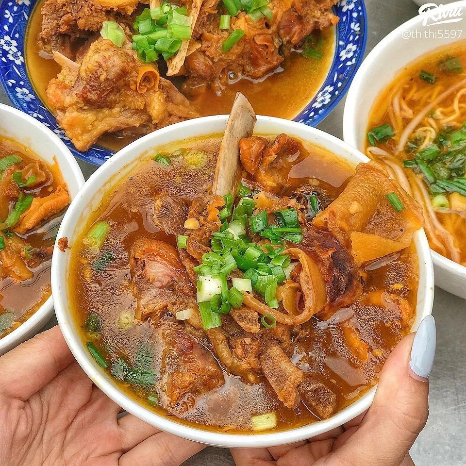 Không gian quán Hủ Tiếu Dê Gia Đạt rộng rãi, thoáng mát với công thức bí truyền