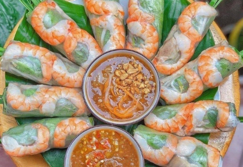 Chợ Đêm Làng Đại Học: Thiên Đường Ẩm Thực và Mua Sắm Dành Cho Sinh Viên 14 Những chiếc gỏi cuối đầy ú ụ với chén nước chấm thần thánh
