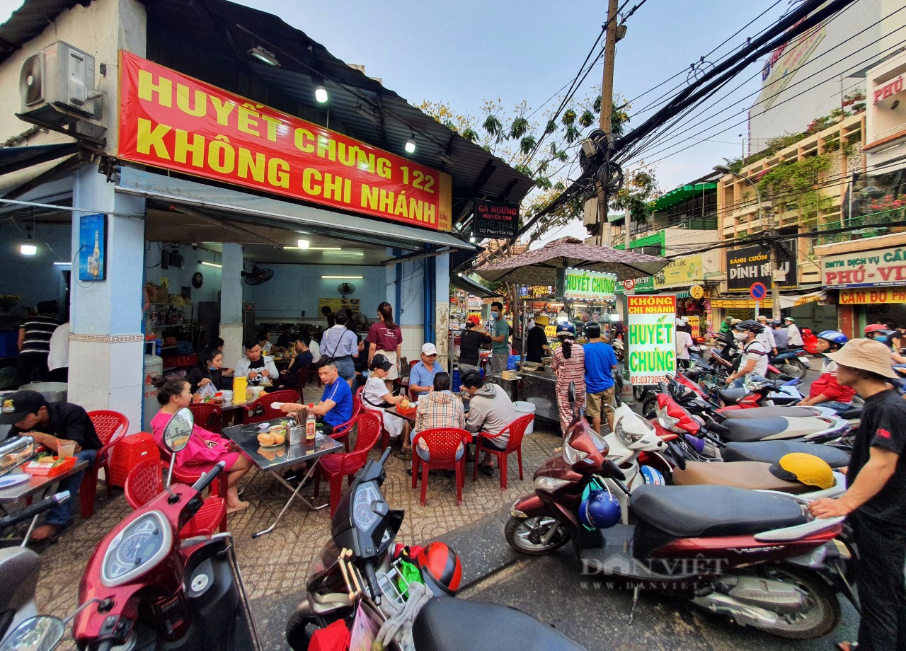 Huyết Chưng Phạm Văn Hai: Món Ăn Độc Lạ Gây Nghiện Giữa Lòng Sài Gòn 6 Khách hàng tấp nập ghé thưởng thức huyết chưng tại quán Phạm Văn Hai