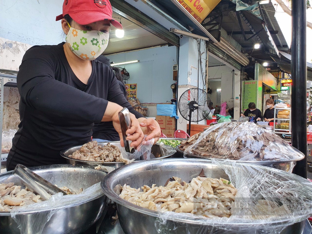 Một tô huyết chưng hấp dẫn tại quán Huyết Chưng Phạm Văn Hai