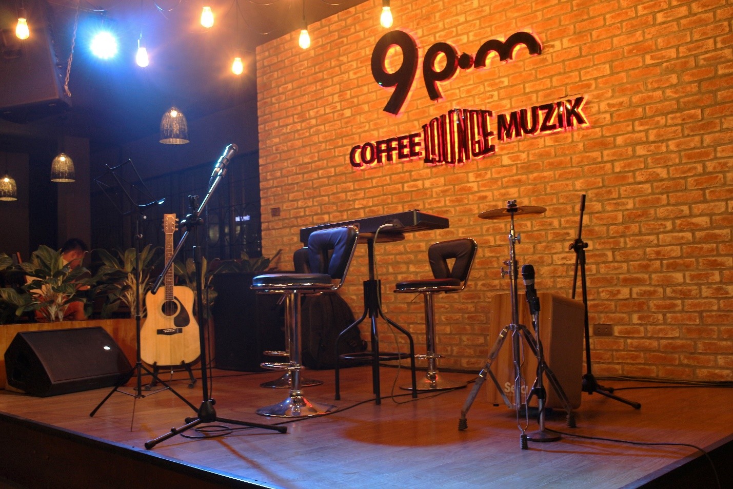 TOP 10 Phòng Trà Hà Nội: Thiên Đường Nhạc Sống Đỉnh Cao Cho Tín Đồ Âm Nhạc 9 Khám phá quán cafe nghe nhạc