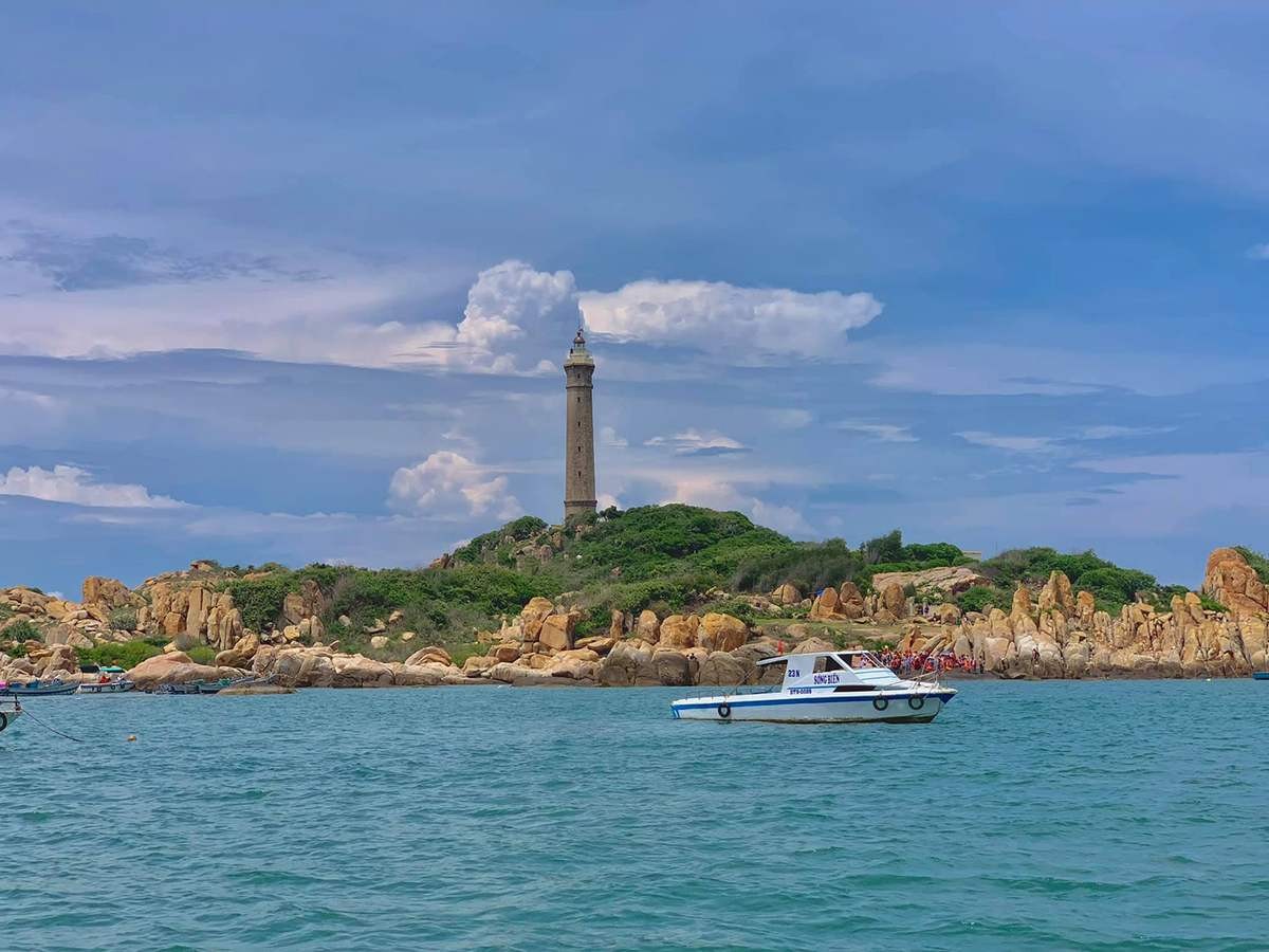 Mũi Kê Gà: Cẩm Nang Du Lịch Khám Phá Vẻ Đẹp Hoang Sơ Bình Thuận 10 Cano chuyên chở du khách ra đảo Kê Gà, phương tiện di chuyển an toàn