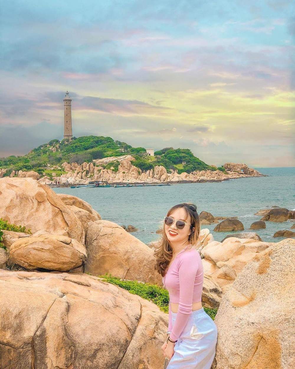 Mũi Kê Gà: Cẩm Nang Du Lịch Khám Phá Vẻ Đẹp Hoang Sơ Bình Thuận 12 Ngọn Hải đăng Kê Gà cổ kính, biểu tượng độc đáo của đảo