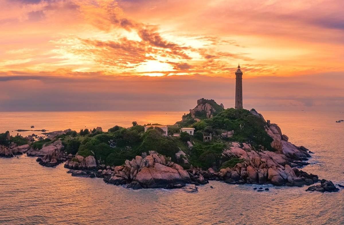 Mũi Kê Gà: Cẩm Nang Du Lịch Khám Phá Vẻ Đẹp Hoang Sơ Bình Thuận 9 Hoàng hôn lãng mạn buông xuống trên Mũi Kê Gà, nhuộm đỏ cả một vùng biển