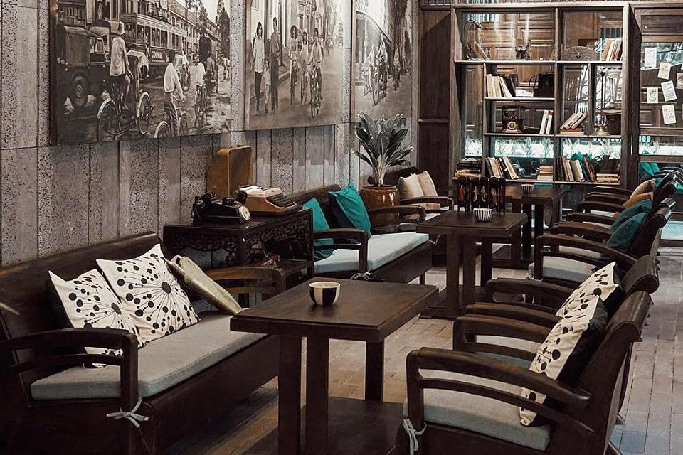 Khám Phá Quán Cô Ba Sài Gòn: Nét Hoài Cổ Giữa Lòng Thành Phố Hiện Đại 8 Các món đồ decor cổ xưa tại quán Cô Ba Sài Gòn như điện thoại quay số