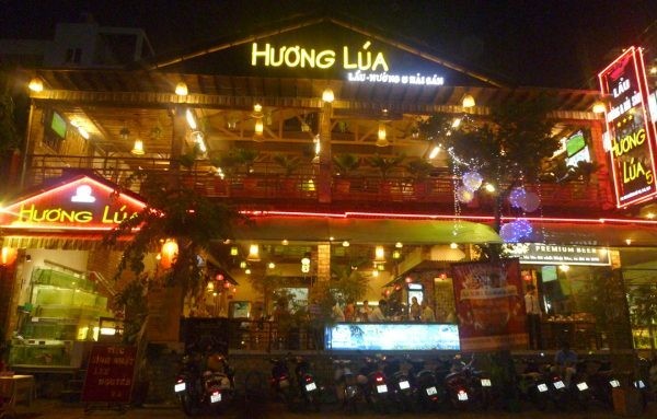 Kinh Nghiệm Chọn Nhà Hàng Tiệc Cưới Huyện Bình Chánh Hoàn Hảo 5 Thiết kế nội thất sảnh tiệc hiện đại và ấm cúng tại nhà hàng Hương Lúa Mới