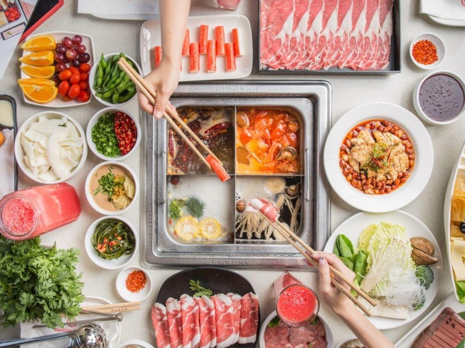 Khám Phá 15 Quán Buffet Quận 7 "Đỉnh Của Chóp" Từ Bình Dân Đến Cao Cấp 11 Lẩu Haidilao - Chuỗi nhà hàng buffet lẩu cao cấp nổi tiếng với dịch vụ xuất sắc