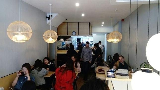 Machiya London: Trải Nghiệm Ẩm Thực Nhật Bản Độc Đáo Giữa Lòng Thủ Đô 1 Khách hàng ngồi và gọi món trong một nhà hàng Nhật Bản