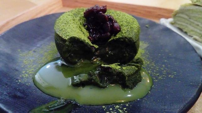Machiya London: Trải Nghiệm Ẩm Thực Nhật Bản Độc Đáo Giữa Lòng Thủ Đô 7 Bánh fondant matcha màu xanh trên đĩa