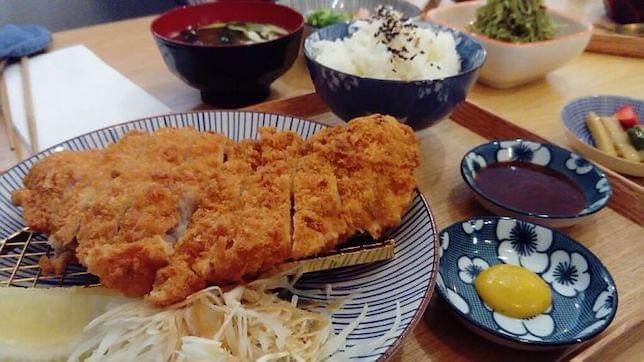 Machiya London: Trải Nghiệm Ẩm Thực Nhật Bản Độc Đáo Giữa Lòng Thủ Đô 6 Một số món ăn Nhật Bản trên bàn nhà hàng