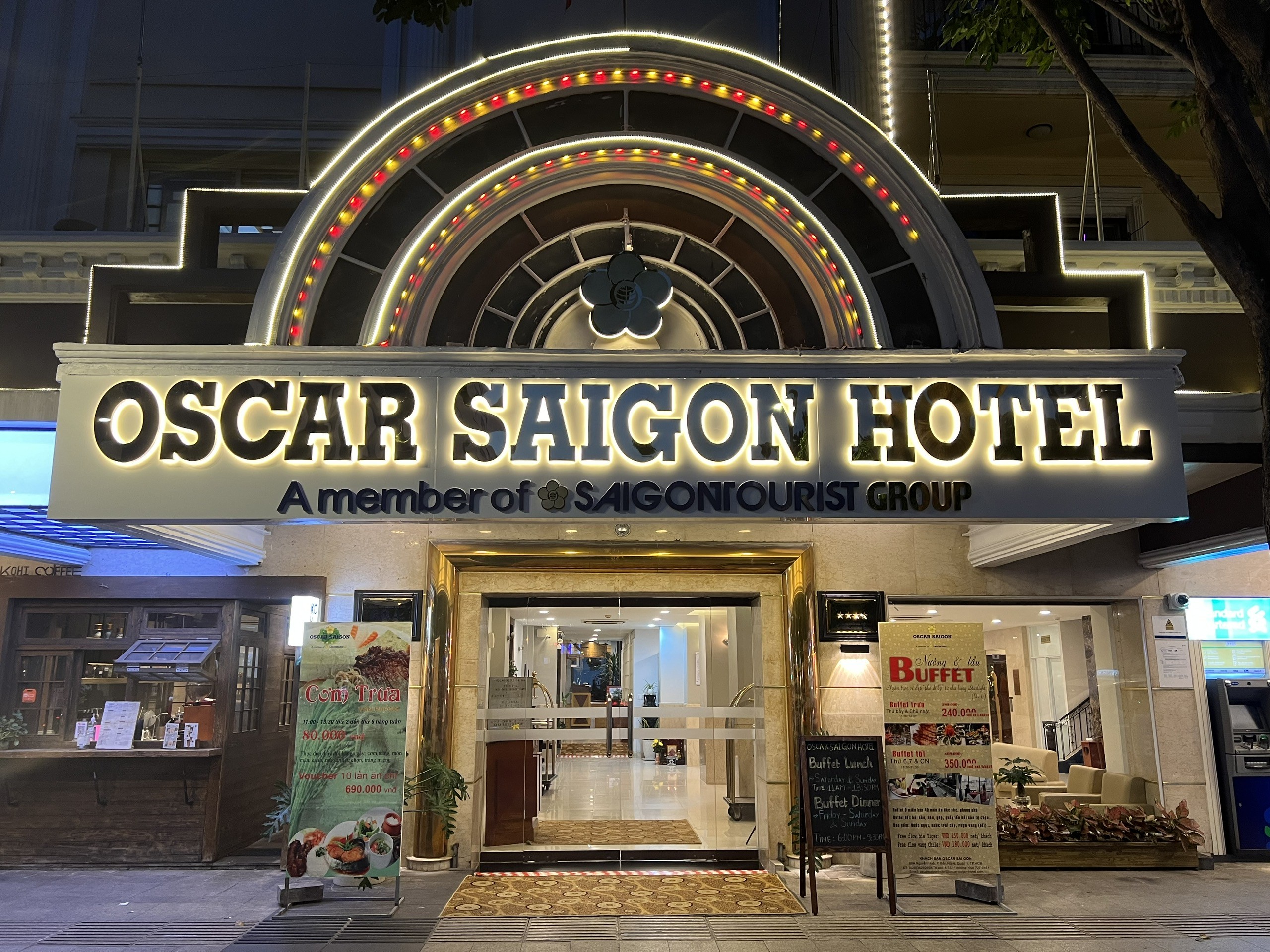 Khách Sạn Oscar Sài Gòn: Biểu Tượng 4 Sao Giữa Lòng Phố Đi Bộ Nguyễn Huệ 1 Mặt tiền Khách sạn Oscar Sài Gòn nhìn ra Phố đi bộ Nguyễn Huệ